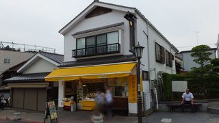 参道には２軒ある成田ゆめ牧場。