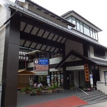 吹き抜け構造で大きいです。