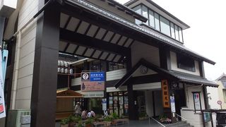 成田山の参道の総門まであと少しのところに。