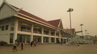 ルアンパバーン国際空港-伝統建築風のターミナル