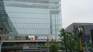 洋服店少なめ、飲食店多め、椅子多め