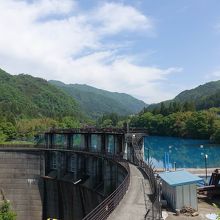 中之条ダム。堰の上を歩けます。