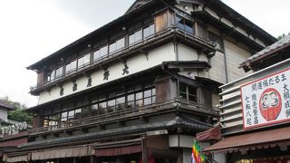 木造３階建てに塔が載っていて参道で一番目立つ。