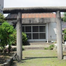 人気餃子店のそばにひっそりと…