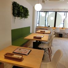 明るい感じの店内。