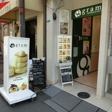 店の入口。
