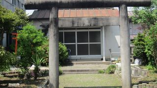 餃子の有名店のそばにひっそりと佇む神社がありました