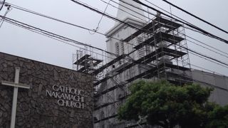 本来は真っ白な美しい教会のようです。