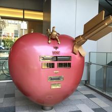 KITTE入り口にあるハート型ポスト