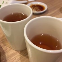 お茶。なくなると注いでくれます