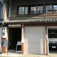 町家な感じの店舗。