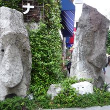 東急ハンズ向かいの面白い石像が目印