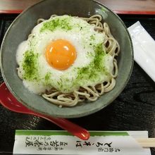 とろろと卵が絶妙な門前とろろ蕎麦