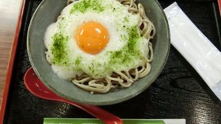 鈴虫寺と苔寺の間にあるそば屋。親切なおかみさんがいらっしゃる。