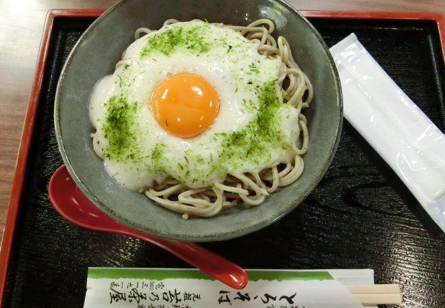 鈴虫寺と苔寺の間にあるそば屋。親切なおかみさんがいらっしゃる。