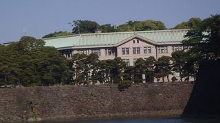 青銅色の屋根をもつ