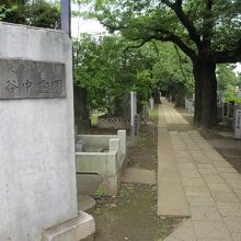 日暮里駅方面から。