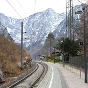 山峡の小さな駅