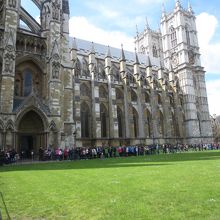 凄く並んでいる人達。