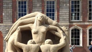 中庭のサンドスカルプチャーがよかった