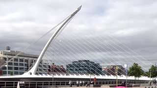 川沿いに歩いて橋めぐりをすると面白い