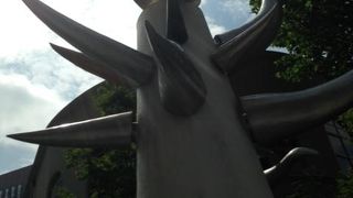 緑とベンチとオブジェ…そして陽光。