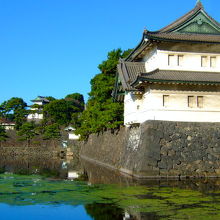 手前から： 巽櫓、桔梗門、富士見櫓