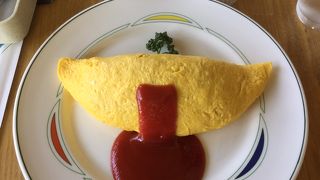 待ち時間に動物たちとふれあい