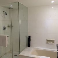 シャワーブースとバスタブ