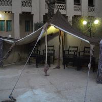 プールサイドにディスプレイされてるテント