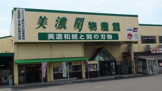 刃物の陳列が眼を引く