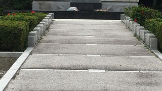 静岡県ご出身の戦没者を祀る秀峰富士山を模った慰霊塔です。