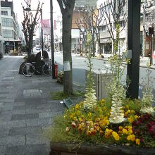 花壇や、芸術的な彫刻などが所々に設置されてます。