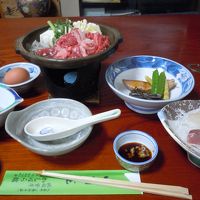 夕食はこの値段にしては充実、すき焼き風なべ付き