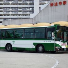 駅前からは神戸市営バスが運行