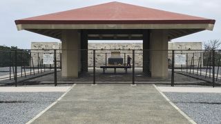 沖縄戦に於いて戦没された所属を問わない遺骨を祀っています。