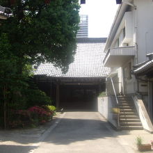 外から眺めた本堂方面の様子