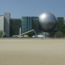 南側から望む科学館方面の様子