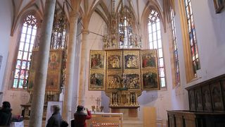 町の大きさにそぐわないほど祭壇が豪華