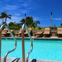 プールは小さいがデッキチェアの数はじゅうぶんある