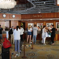 レセプションは広いが行列がいつもある