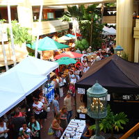 火曜日と木曜日にはマーケットが開催される