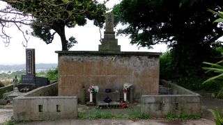 真栄平集落の住民が集めた身元不明の遺骨数千体を祀った真栄平納骨堂に始まります。