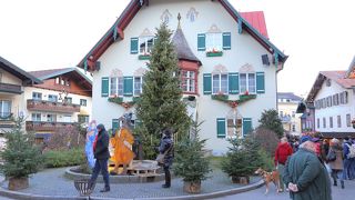 小さな町の小さな広場にある可愛い銅像