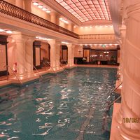 ホテル内の１５メートル温水プール