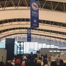 セキュリティゲート前の行列です(^o^;)