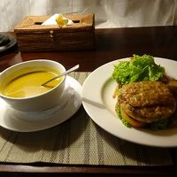 ルームサービスのテンペバーガーとスープ。日本の1.5倍！