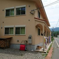 県道沿いに「川上山荘」という大きな看板がありました。