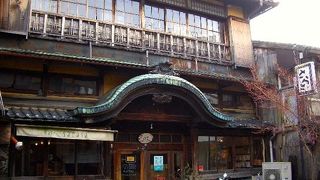 築80年の銭湯建築を改造したカフェ。壁のタイルが圧巻