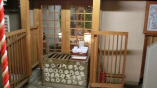 路地の奥、観音さまも息苦しそう